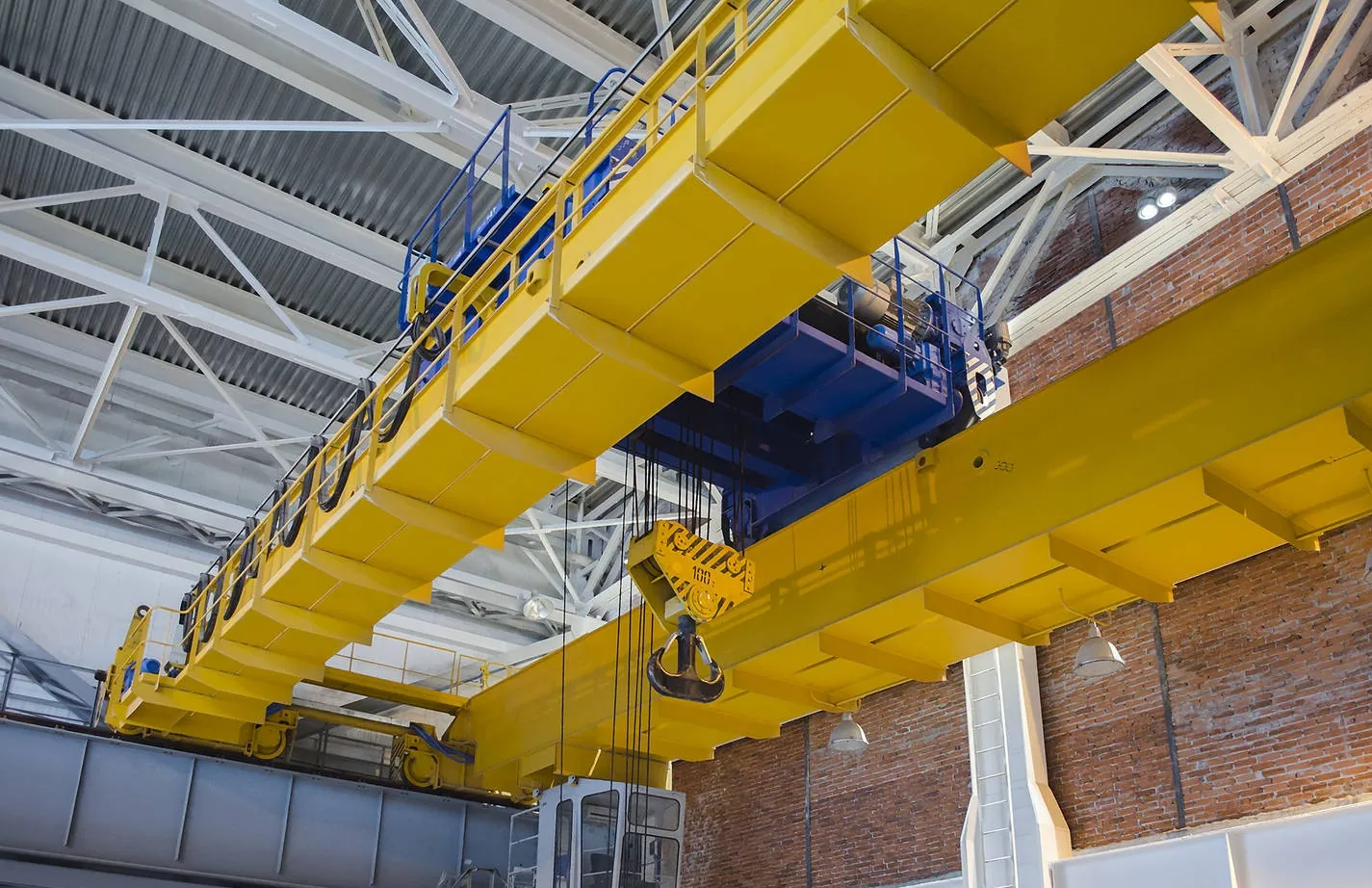 Двухбалочный мостовой кран CRANE ENGINEERING с площадкой обслуживания и крюковой обоймой